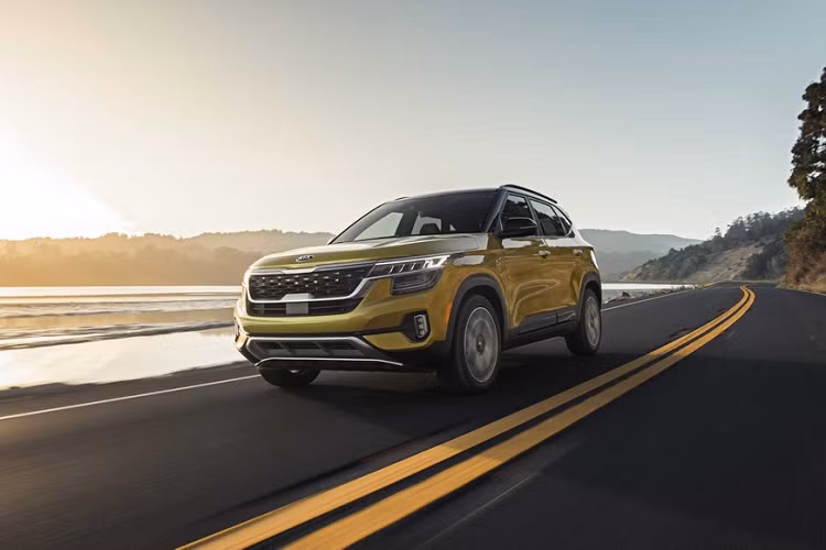 Kia Seltos 2021 mới có thân xe truyền thống hơn, và quan trọng có bản AWD mà Kia Soul không có. Tờ Motor1 vừa tiết lộ giá bán Kia Seltos 2021 tại thị trường Mỹ. Không ngạc nhiên khi Kia Seltos đắt hơn Kia Soul.