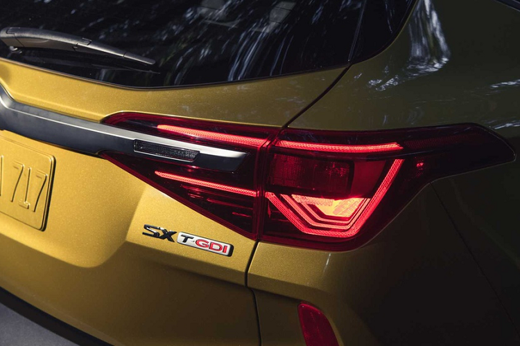 Cả hai sử dụng động cơ tăng áp 1.6L 4 xi-lanh, công suất 175 mã lực, dẫn động AWD, hộp số ly hợp kép 7 cấp, tiêu hao nhiên liệu 9,4 lít, 7,8 lít, và 8,7 lít/100 km.