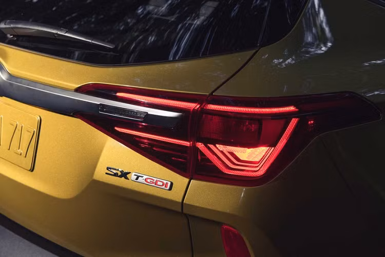 Cả hai sử dụng động cơ tăng áp 1.6L 4 xi-lanh, công suất 175 mã lực, dẫn động AWD, hộp số ly hợp kép 7 cấp, tiêu hao nhiên liệu 9,4 lít, 7,8 lít, và 8,7 lít/100 km.