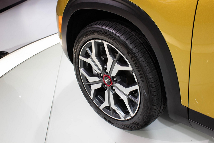 Bản Kia Seltos LX sẽ được trang bị bộ mâm hợp kim 17 inch, kiểm soát hành trình thích ứng, hỗ trợ Android Auto và Apple CarPlay.