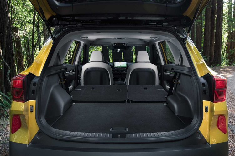 Và như vậy, Seltos đắt hơn Soul. Bản đắt nhất của Soul là GT-Line Turbo – 27.490 USD (tương đương khoảng 636 triệu đồng). Kia Seltos 2021 sẽ có mặt đại lý Mỹ vào tuần đầu tiên của tháng 2/2020.