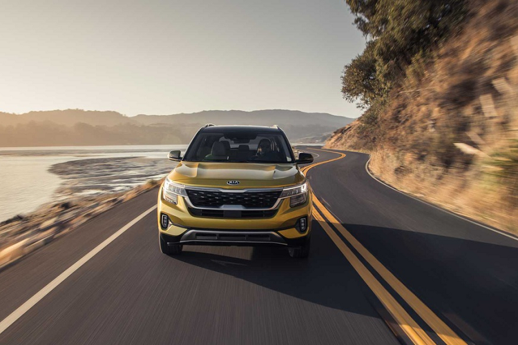 Mẫu xe giá rẻ Kia Seltos có tất cả những gì Kia Soul chưa có. Tuy giá rẻ, không gian nội thất đủ rộng, động cơ vừa phải và công nghệ nổi bật, Kia Soul lại thiếu dẫn động AWD và có kiểu thân xe hình hộp không phải ai cũng thích thú.