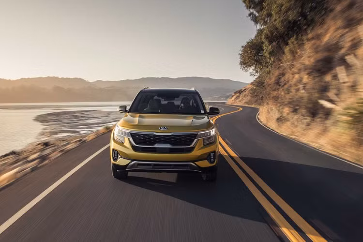 Mẫu xe giá rẻ Kia Seltos có tất cả những gì Kia Soul chưa có. Tuy giá rẻ, không gian nội thất đủ rộng, động cơ vừa phải và công nghệ nổi bật, Kia Soul lại thiếu dẫn động AWD và có kiểu thân xe hình hộp không phải ai cũng thích thú.