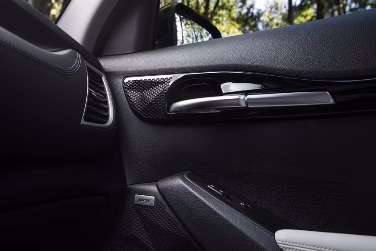 Nếu muốn sở hữu động cơ tăng áp mạnh hơn, Seltos S 1.6L Turbo và Seltos SX 1.6L Turbo sẽ là lựa chọn với giá lần lượt 25.490 USD (khoảng 590 triệu đồng) và 27.890 USD (khoảng 646 triệu đồng).