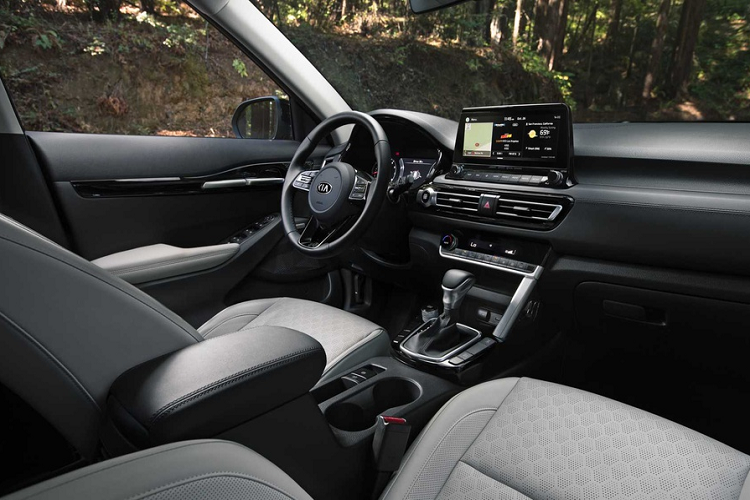 Trong khi đó, Kia Seltos S FWD có giá tương đương – 21.990 USD (hơn 507 triệu đồng) dù có nhiều tính năng hơn LX. Bản Seltos S AWD có giá 23.490 USD (khoảng 544 triệu đồng), bản EX AWD cao hơn hẳn – 25.290 USD (tương đương khoảng 283 triệu đồng).