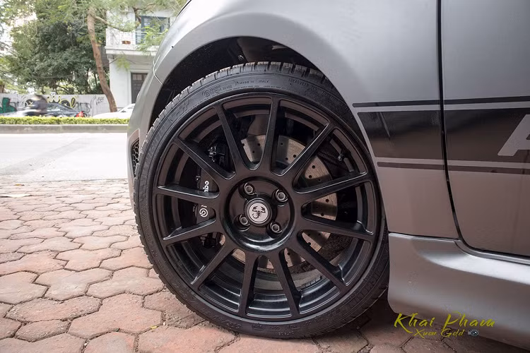 Fiat 500 595 Abarth Esseesse hoàn toàn mới có cụm đèn hậu LED, logo 595 Esseese xuất hiện ở khu vực này nhằm phân biệt. Đặc biệt, chiếc xe này sử dụng bộ đôi ống xả Akrapovic giúp mỗi cú nhấn ga đều là cảm xúc trên chiếc xe cỡ nhỏ này. Chưa hết, cản sau của bản 595 Abarth Esseesse còn được thiết kế khí động học với vẫn carbon cho khả năng vận hành ấn tượng.