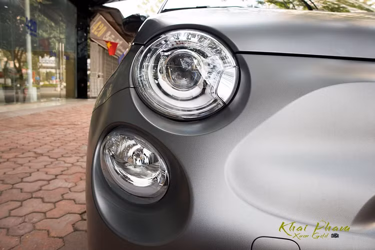 Phần đầu xe, Fiat 500 595 Abarth Esseesse hoàn toàn mới sở hữu cụm đèn pha và đèn chạy ban ngày dạng elip tách rời với công nghệ LED, đèn pha bóng Projector. Tính năng điều chỉnh ánh sáng tự động và rửa đèn được hãng xe nước Ý áp dụng trên Fiat 500 bản đặc biệt này.