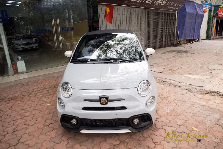 Fiat 500 595 tại Việt Nam sở hữu vóc dáng "con bọ" quen thuộc nhưng hãng độ Abarth đã đưa lên hàng loạt chi tiết nhằm thay đổi giúp xe thể thao và ấn tượng hơn những gì bản tiêu chuẩn thể hiện.