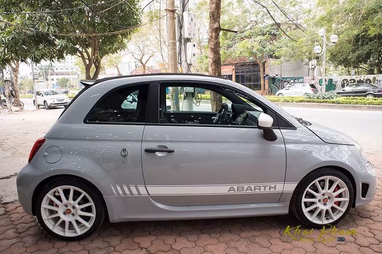 Fiat 500 595 Abarth Esseesse 2020 không phải là chiếc xe dành cho những khách hàng thích hưởng thụ bởi xe hướng tập trung vào khả năng vận hành nhiều hơn bởi đã qua tay hãng độ Abarth. Hiện tại, giá xe Fiat 500 595 Abarth Esseesse được chào bán với mức hơn 3 tỷ đồng ở Hà Nội.