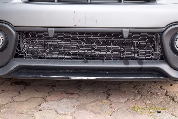 Phần đuôi đặc trưng của Fiat 500 được áp dụng trên 595 Abarth Esseesse, nóc xe sử dụng lớp vải ở cửa sổ trời kéo dài xuống phần hậu kèm cánh lướt gió và đèn phanh trên cao.