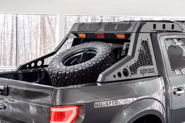 Gói trang bị này sẽ bổ sung thêm giá đỡ nóc, lốp dự phòng, đèn LED trợ sáng, cản trước/sau được làm bằng thép sơn đen tĩnh điện có khả năng chịu lực tốt.