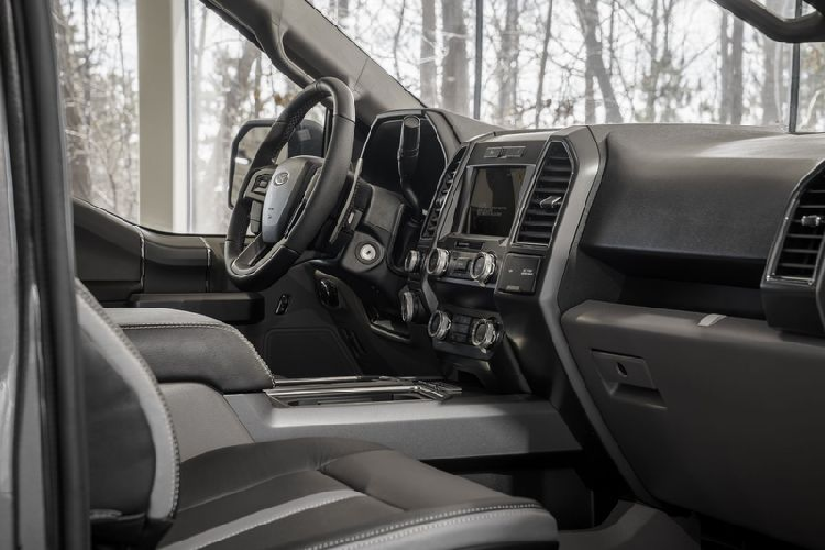 Bên trong khoang lái, Ford F-150 của MSA được trang bị vô-lăng trợ lực điện tích hợp lẫy chuyển số từ hợp kim ma-giê, bộ ghế da và chỉ khâu tương phản, các núm điều khiển và nhiều chi tiết bằng nhôm, mang tới cái nhìn sắc nét và khác biệt cho xe.