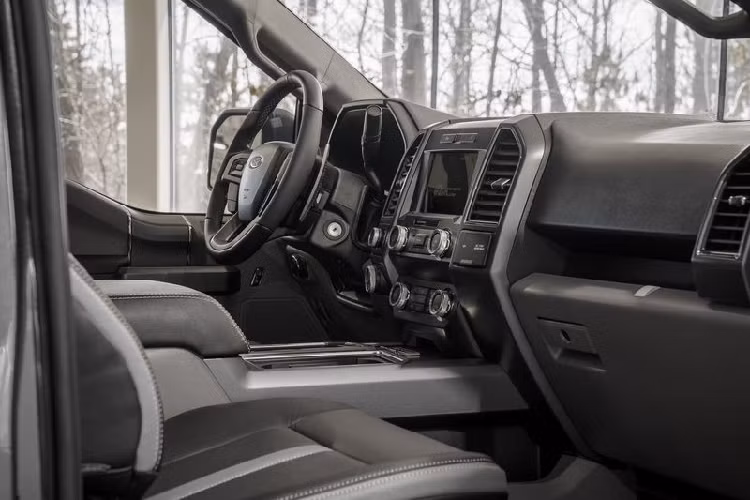 Bên trong khoang lái, Ford F-150 của MSA được trang bị vô-lăng trợ lực điện tích hợp lẫy chuyển số từ hợp kim ma-giê, bộ ghế da và chỉ khâu tương phản, các núm điều khiển và nhiều chi tiết bằng nhôm, mang tới cái nhìn sắc nét và khác biệt cho xe.