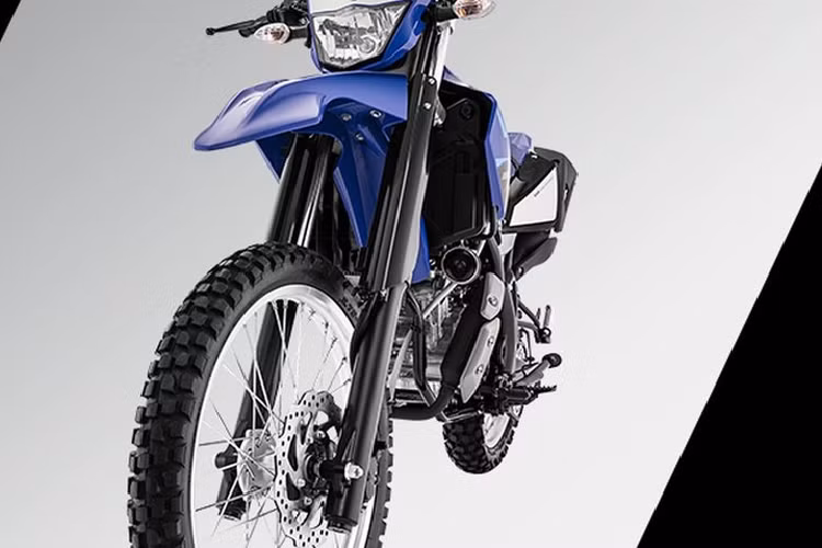 Tuy nhiên khi được trang bị trên chiếc WR155R thì khối động cơ này đã được hiệu chỉnh lại để phù hợp với mục đích sử dụng, theo đó công suất của xe giảm xuống 16,5 mã lực tại tua máy 10.000 vòng/phút và mômen xoắn cực đại 14,3 Nm tại tua máy 6.500 vòng/phút.