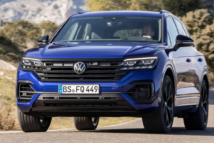 Sức mạnh của Volkswagen Touareg R 2021 mới đến từ hệ truyền động hybrid, bao gồm động cơ V6 3.0L tăng áp turbo kết hợp với mô-tơ điện. Công suất 335 mã lực của động cơ xăng cùng mô-tơ điện công suất 134 mã lực mang đến cho Volkswagen Touareg R sức mạnh tương đương 455 mã lực và mômen xoắn cực đại 700 Nm.