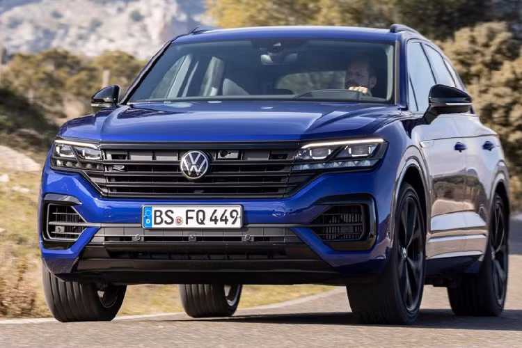 Sức mạnh của Volkswagen Touareg R 2021 mới đến từ hệ truyền động hybrid, bao gồm động cơ V6 3.0L tăng áp turbo kết hợp với mô-tơ điện. Công suất 335 mã lực của động cơ xăng cùng mô-tơ điện công suất 134 mã lực mang đến cho Volkswagen Touareg R sức mạnh tương đương 455 mã lực và mômen xoắn cực đại 700 Nm.