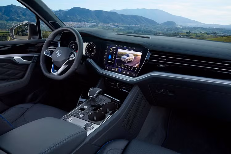 Với các trang bị nói trên, Volkswagen Touareg R mang đến cho người dùng các chế độ vận hành như Eco, Comfort, Normal, Sport, Idividual, Offroad và Snow. Người lái có thể lựa chọn các chế độ vận hành tương ứng trên bảng điều khiển trung tâm của xe. Nếu tùy chọn thêm gói trang bị off-road, xe sẽ có thêm 2 chế độ vận hành Gravel và Sand.