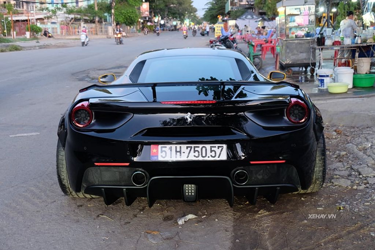 Bên cạnh màu ngoại thất ấn tượng, siêu phẩm Ferrari 488 GTB này còn có vẻ hầm hố nhờ gói độ Liberty Walk đình đám của Nhật Bản. Chưa hết, xe còn được trang bị thêm phần cánh gió của gói nâng cấp Novitec Torado, hệ thống treo khí nén của AirRex với khả năng nâng/hạ gầm, bộ vành Forgiato kèm theo hệ thống phanh bằng carbon ceramic, kẹp phanh Brembo Ferrari sơn màu cam đồng cũng đặc biệt không kém.