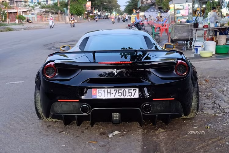 Bên cạnh màu ngoại thất ấn tượng, siêu phẩm Ferrari 488 GTB này còn có vẻ hầm hố nhờ gói độ Liberty Walk đình đám của Nhật Bản. Chưa hết, xe còn được trang bị thêm phần cánh gió của gói nâng cấp Novitec Torado, hệ thống treo khí nén của AirRex với khả năng nâng/hạ gầm, bộ vành Forgiato kèm theo hệ thống phanh bằng carbon ceramic, kẹp phanh Brembo Ferrari sơn màu cam đồng cũng đặc biệt không kém.