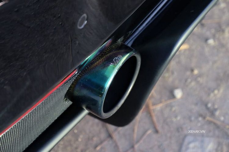 Giá xe Ferrari 488 GTB độ Liberty Walk trong bài viết hiện chưa được công bố nhưng chắc chắn sẽ rẻ hơn ở lần bán ra hơn 13 tỷ trước đó, chiếc xe mang trong mình 2 màu sơn ngoại thất vàng/đen tương phản lạ mắt.