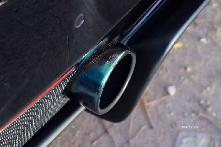 Giá xe Ferrari 488 GTB độ Liberty Walk trong bài viết hiện chưa được công bố nhưng chắc chắn sẽ rẻ hơn ở lần bán ra hơn 13 tỷ trước đó, chiếc xe mang trong mình 2 màu sơn ngoại thất vàng/đen tương phản lạ mắt.