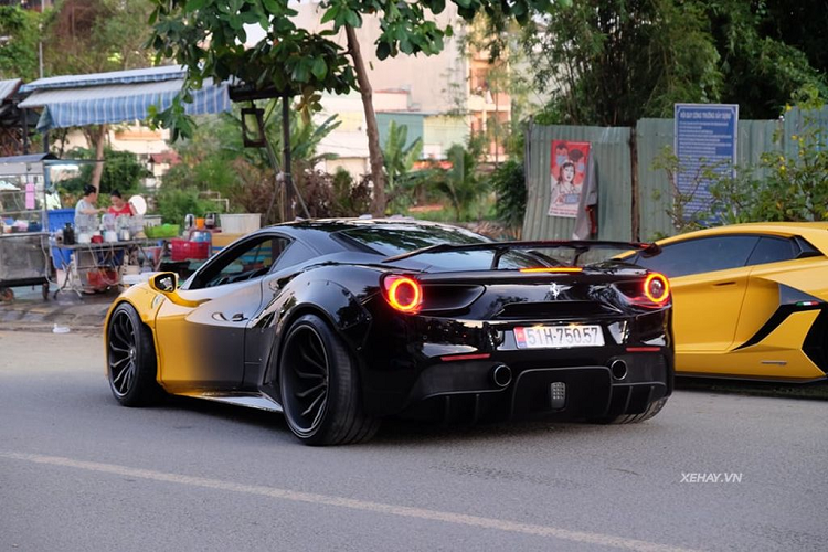 Được biết, anh Xuân Vinh cũng là một tay chơi xe thứ thiệt khi từng sở hữu qua nhiều mẫu xe đình đám, trong đó có một chiếc BMW i8.