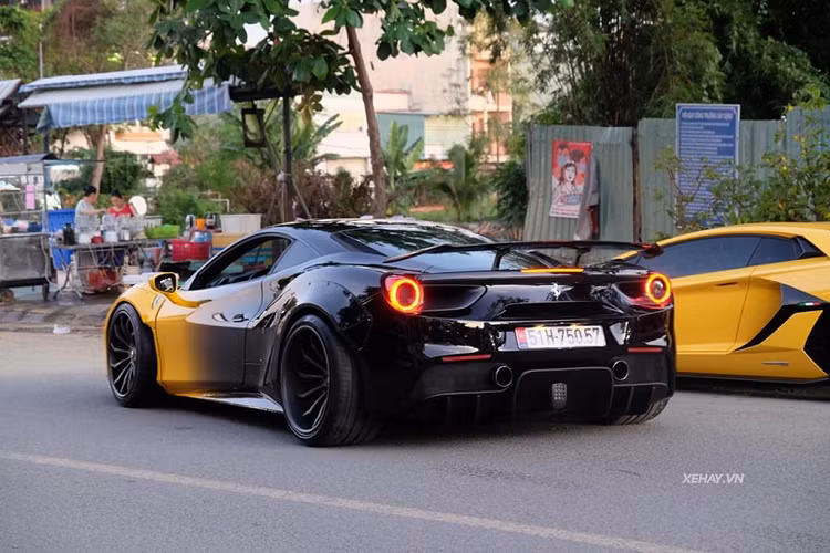 Được biết, anh Xuân Vinh cũng là một tay chơi xe thứ thiệt khi từng sở hữu qua nhiều mẫu xe đình đám, trong đó có một chiếc BMW i8.