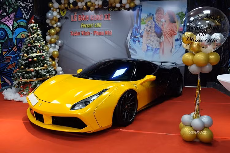 Theo tìm hiểu, chủ nhân của chiếc siêu xe Ferrari 488 GTB độ hàng khủng này là anh Xuân Vinh, CEO của công ty mỹ phẩm oử Sài Gòn, một công ty có tiếng trong giới làm đẹp khu vực miền Nam.