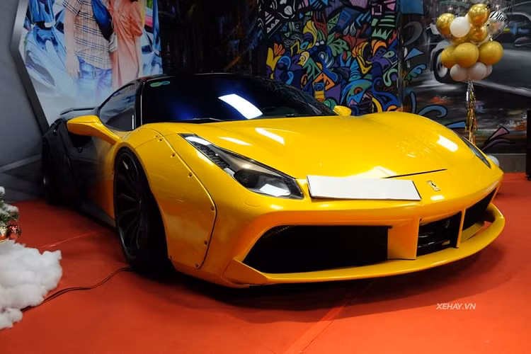 Không có sự thay đổi về động cơ, siêu phẩm Ferrari 488 GTB độ Liberty Walk trong bài viết tiếp tục sử dụng khối động cơ V8 3.9L tăng áp kép quen thuộc, sản sinh ra công suất 661 mã lực và 670 Nm mô-men xoắn. Đi kèm với đó còn là trang bị hộp số 7 cấp ly hợp kép Getrag. Nhờ đó, "Siêu ngựa" nước Ý có thể dễ dàng tăng tốc từ 0 - 100 km/h chỉ trong 3 giây trước khi chạm ngưỡng tối đa 330 km/h.