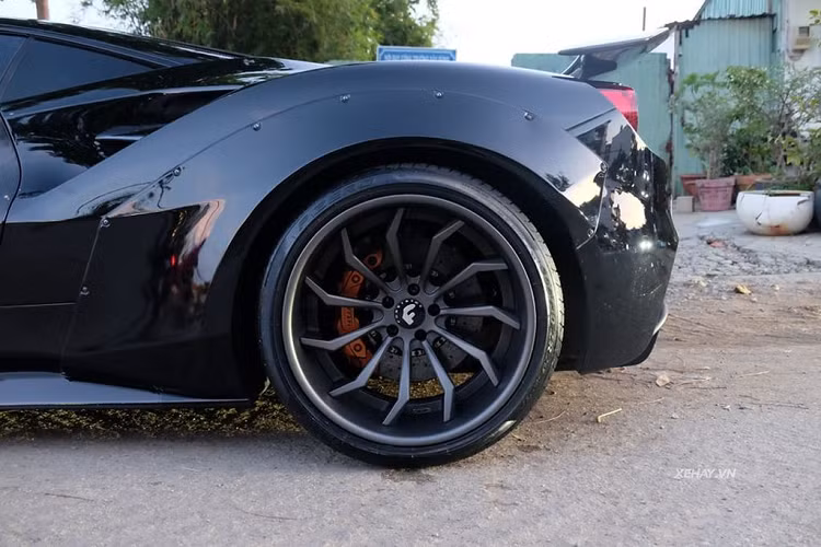 Tương tự như một số siêu xe của đại gia Việt thời gian gần đây, cách phối màu trên chiếc 488 GTB này cũng vô cùng đặc biệt khi sự giao thoa giữa 2 màu sơn nằm ngay chính ở thân xe với cách chuyển màu mờ dần về phía sau.