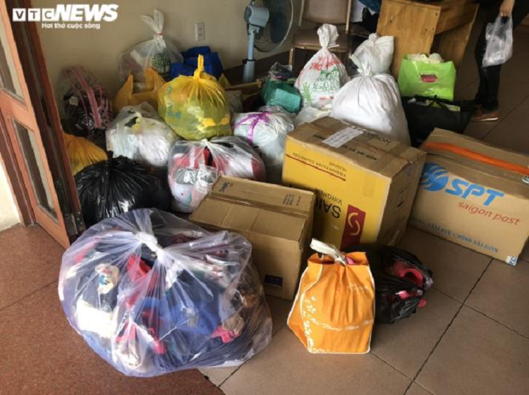 Ong Doan Ngoc Hai nhan duoc nhieu quan ao, do choi cu tang tre em ngheo Ha Giang