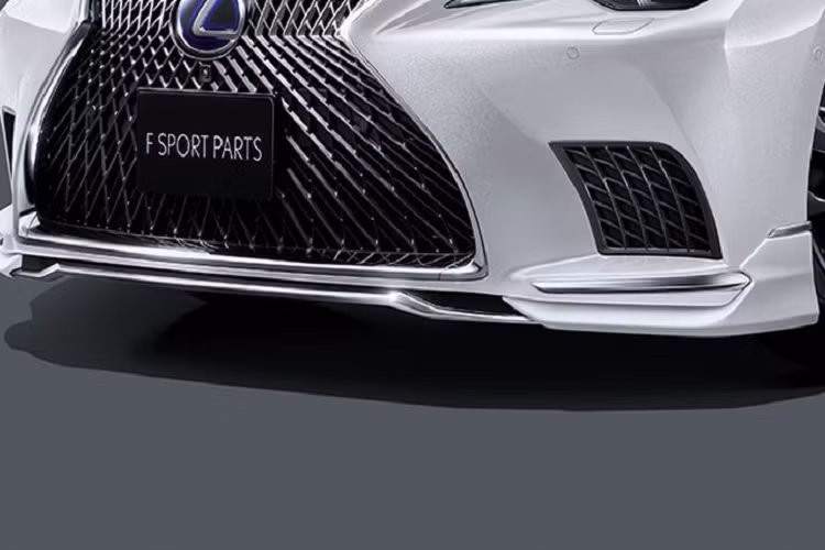 Các nút điều khiển trên vô lăng và bảng điều khiển trung tâm hiện có màu đen và một công tắc mới cho bộ sưởi ghế và bộ sưởi vô lăng đã được thêm vào ngăn xếp trung tâm. Mức giá gói độ Lexus LS F Sport mới chưa được công bố cụ thể.