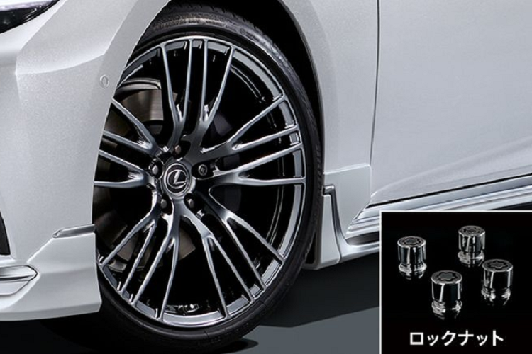 Trong khi đó, bản LS 500h hybrid được trang bị động cơ xăng nạp khí tự nhiên V6 3.5L và động cơ điện kép cho tổng công suất 354 mã lực.