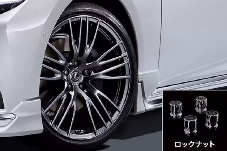 Trong khi đó, bản LS 500h hybrid được trang bị động cơ xăng nạp khí tự nhiên V6 3.5L và động cơ điện kép cho tổng công suất 354 mã lực.