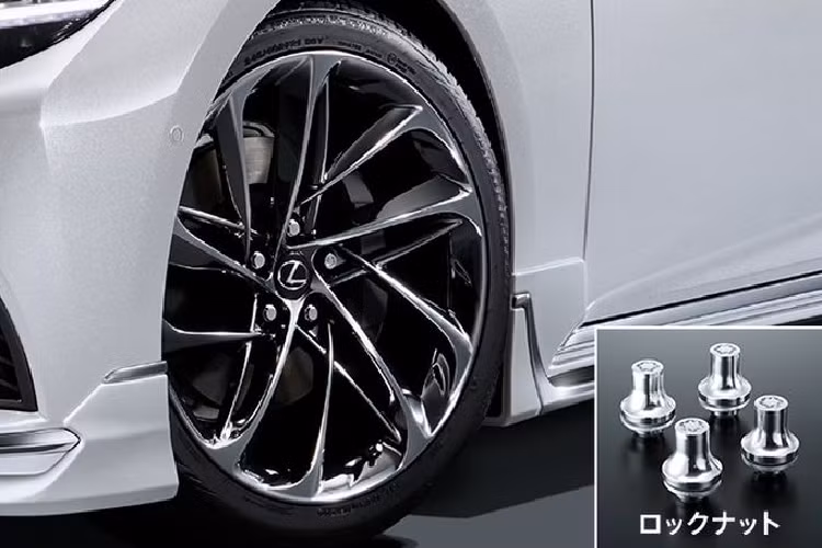 Ngoài các chi tiết trên, phần còn lại của Lexus LS F Sport 2021 vẫn được giữ nguyên. Phiên bản LS 500 vẫn dùng động cơ xăng tăng áp kép V6 3.5L sản sinh công suất 415 mã lực và mô-men xoắn 600 Nm, kết hợp hệ dẫn động cầu sau và hộp số tự động 10 cấp.