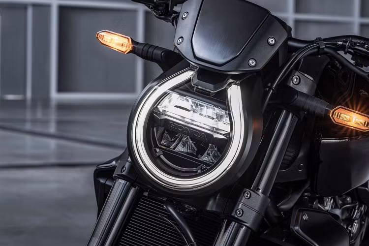 Bên cạnh đó, cụm đồng hồ hiển thị trên Honda CB1000R 2021 này được nâng cấp thành TFT màu, thay thế cho kiểu LCD trước đó, và tích hợp hệ thống điều khiển bằng giọng nói "Honda Smartphone Voice Control System" kết nối với điện thoại thông minh qua ứng dụng Bluetooth. Không chỉ vậy, dưới yên xe còn có cổng sạc USB.