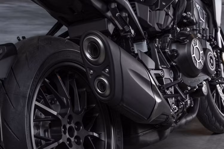 Honda CB1000R 2021 phiên bản Black Edition sử dụng khung phụ bằng nhôm sáng nổi bật trên nền đen và hệ thống bảo vệ tản nhiệt tối màu. Cặp phuộc USD Showa SFF-BP trên xe được phủ lớp sơn cùng màu theo đúng chủ đề “Black Edition". Chưa hết, ghi đông trên Honda CB1000R 2021 với sắc đen kết hợp cùng gù cố định được gia công phức tạp cho khả năng cố định và giảm rung lắc khi di chuyển ở tốc độ cao. Ốp yên sau dạng solo là trang bị tiêu chuẩn. 