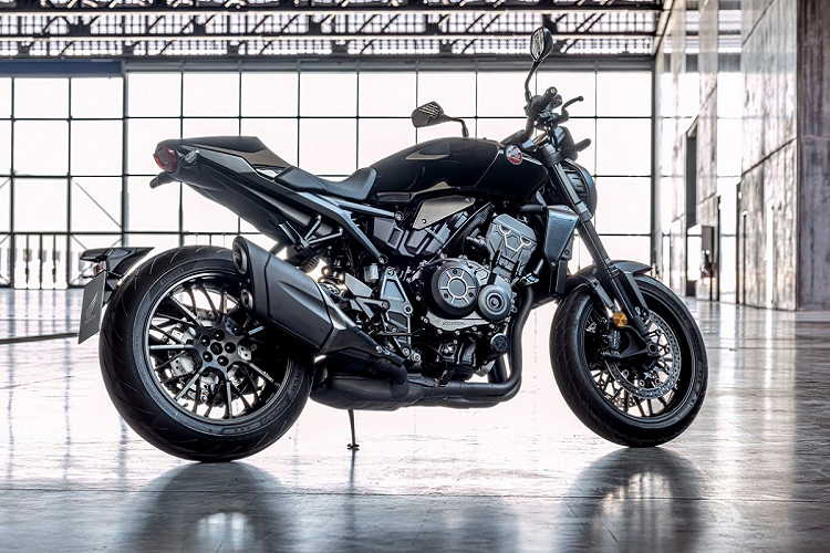 Các chi tiết được đổi mới trên mẫu xe môtô Honda CB1000R 2021 là bộ quây bằng nhôm hai bên két nước tản nhiệt, các chi tiết bằng nhôm được gia công sắc sảo và cặp mâm đúc toàn đen thiết kế xen kẽ cứng cáp hơn so với kiểu chữ Y trước đó.