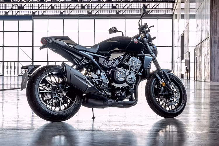 Các chi tiết được đổi mới trên mẫu xe môtô Honda CB1000R 2021 là bộ quây bằng nhôm hai bên két nước tản nhiệt, các chi tiết bằng nhôm được gia công sắc sảo và cặp mâm đúc toàn đen thiết kế xen kẽ cứng cáp hơn so với kiểu chữ Y trước đó.