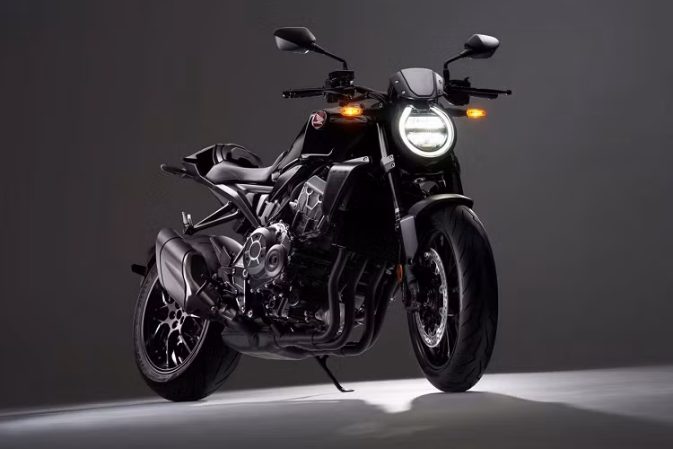Đúng như tên gọi Black Edition, Honda CB1000R 2021 mới sở hữu ngoại hình "ngầu" hơn với toàn bộ chi tiết trên xe đều là màu đen.