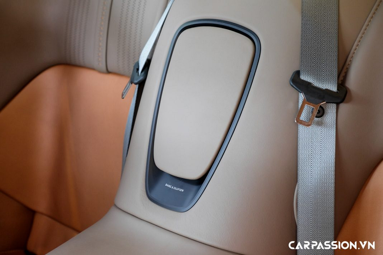 Thân xe DB11 được thiết kế để đạt hiệu quả khí động học tối đa, kết hợp với các khe tản gió ở đầu xe, hốc bánh xe hay cánh hướng gió “ảo” phía sau giúp ghì chặt thân xe xuống mặt đường ngay cả khi vận hành ở tốc độ cao. Để tạo điểm nhấn cho phần ngoại thất, một số chi tiết như : líp trước, ốp gương chiếu hậu, cánh gió hông, nóc xe và bộ khuếch tán đều được sơn đen bóng, tương phản với màu sơn ngoại thất trắng muốt. 