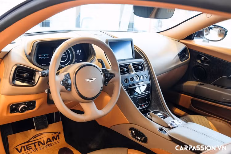 Khác biệt với dòng xe Vantage, mẫu coupe hai cửa DB11 cho thấy sức hút của mình khi đến nay đã có 5 chiếc DB11 V8 Coupe tìm được chủ nhân tại nước ta với những màu sắc khác nhau như : xám lông chuột Magnetic Silver, bạc Skyfall Silver, đen Ultramarine Black, cam Cosmos Orange và vàng đồng Kopi Bronze. Chiếc DB11 thứ sáu về nước vẫn thuộc phiên bản sử dụng động cơ V8 và mang trên mình lớp sơn trắng Morning Frost White tinh tế. 