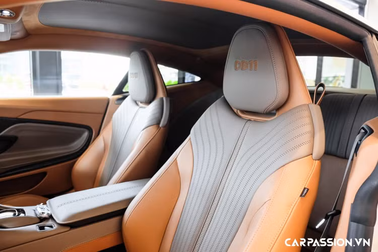 Ra mắt lần đầu năm 2016 với biến thể V12 Coupe, DB11 là thành quả đầu tiên từ sự hợp tác giữa Aston Martin với Daimler AG, ứng dụng nền tảng khung gầm hoàn toàn mới và được ra đời để thay thế cho mẫu xe DB9 – một trong số những dòng xe Aston Martin xuất hiện ở Việt Nam dưới dạng xe không chính hãng. Aston Martin DB11 là mẫu xe mang thiết kế đậm chất quý tộc Anh Quốc với những đường nét thiết kế thanh lịch và sang trọng, pha trộn nét cổ điển nhằm kế tục truyền thống xe thể thao Grand Tourer lâu đời. 