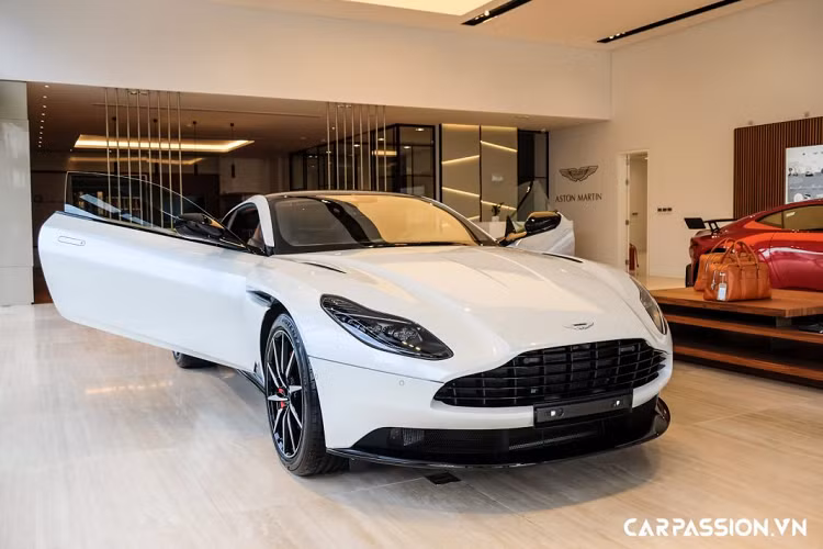 Showroom Aston Martin tại Sài Gòn được chia ra làm bốn khu vực chính bao gồm khu trưng bày xe, các sản phẩm thời trang, xưởng dịch vụ chuyên nghiệp và đặc biệt là khu vực Q by Aston Martin – nơi các khách hàng thỏa sức tự chọn và cá nhân hóa tối đa chiếc xe của mình. 