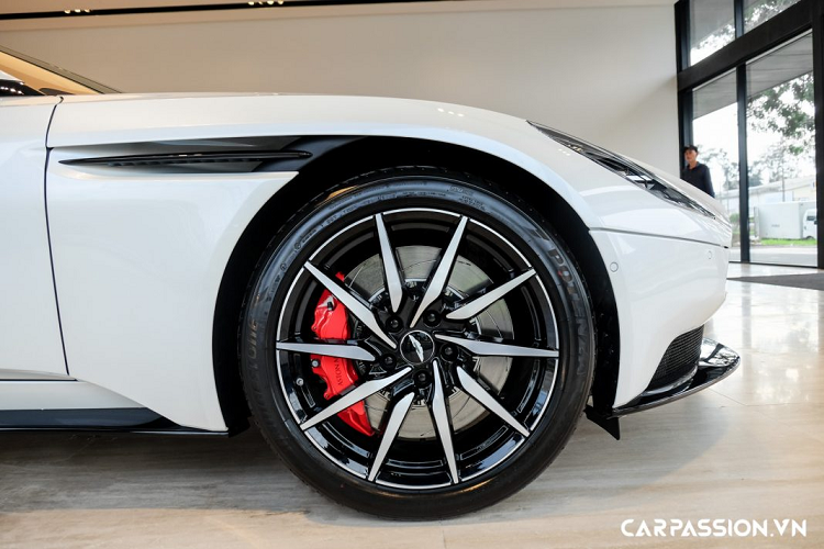 Bên cạnh sự xuất hiện của chiếc Aston Martin V8 Vantage mới với gói nâng cấp ngoại thất mang phong cách xe đua (Vantage Aero Kit), mới đây nhất, một chiếc DB11 đã bất ngờ được đưa về showroom và sở hữu lớp sơn ngoại thất đẹp mắt. 