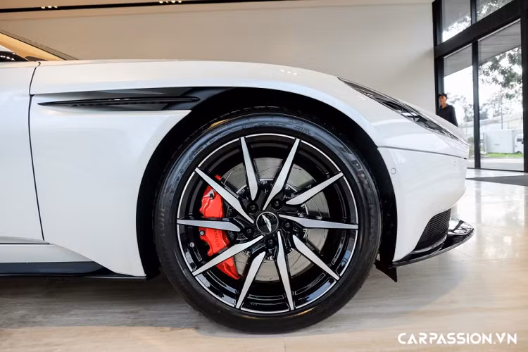 Bên cạnh sự xuất hiện của chiếc Aston Martin V8 Vantage mới với gói nâng cấp ngoại thất mang phong cách xe đua (Vantage Aero Kit), mới đây nhất, một chiếc DB11 đã bất ngờ được đưa về showroom và sở hữu lớp sơn ngoại thất đẹp mắt. 