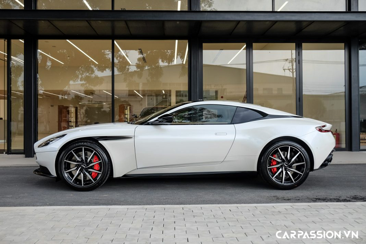 Tiến vào bên trong cabin là một khoang nội thất tràn đầy cảm xúc và sự xa xỉ mang đậm dấu ấn quý tộc Anh, ghế ngồi bọc da cao cấp với điểm nhấn là những họa tiết vô cùng đẹp mắt. Không chỉ sở hữu lớp sơn ngoại thất tinh tế, khoang nội thất trên chiếc DB11 thứ 6 về nước mang đến cái nhìn tao nhã và sang trọng. Khoang nội thất được phối theo hai tông màu xám Dark Mocha và màu vàng Copper Tan, kết hợp cùng chỉ khâu đồng màu. 