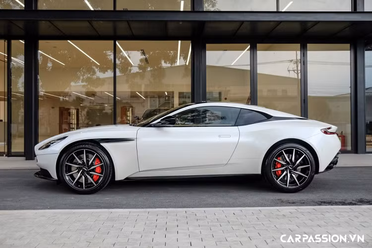 Tiến vào bên trong cabin là một khoang nội thất tràn đầy cảm xúc và sự xa xỉ mang đậm dấu ấn quý tộc Anh, ghế ngồi bọc da cao cấp với điểm nhấn là những họa tiết vô cùng đẹp mắt. Không chỉ sở hữu lớp sơn ngoại thất tinh tế, khoang nội thất trên chiếc DB11 thứ 6 về nước mang đến cái nhìn tao nhã và sang trọng. Khoang nội thất được phối theo hai tông màu xám Dark Mocha và màu vàng Copper Tan, kết hợp cùng chỉ khâu đồng màu. 