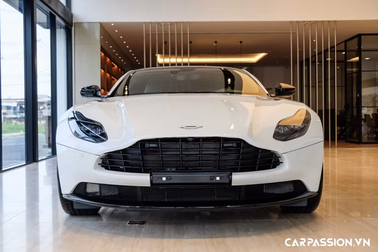 Aston Martin DB11 sử dụng khối động cơ V8 tăng áp kép có dung tích 4.0 lít, sản sinh công suất tối đa 503 mã lực và mô men xoắn cực đại đạt mức 675 Nm. Kết hợp cùng hộp số tự động ZF 8 cấp và hệ dẫn động cầu sau, cho phép xe tăng tốc từ 0 – 100 km/h trong vòng 4 giây, trước khi đạt đến vận tốc tối đa 301 km/h. Giá xe Aston Martin DB11 V8 Coupe trong bài viết về nước theo diện nhập khẩu chính hãng và đang được chào bán với mức 15,168 tỷ đồng. Video: Siêu xe Aston Martin DB11 chính hãng đầu tiên tại Việt Nam (Nguồn VTC1). 