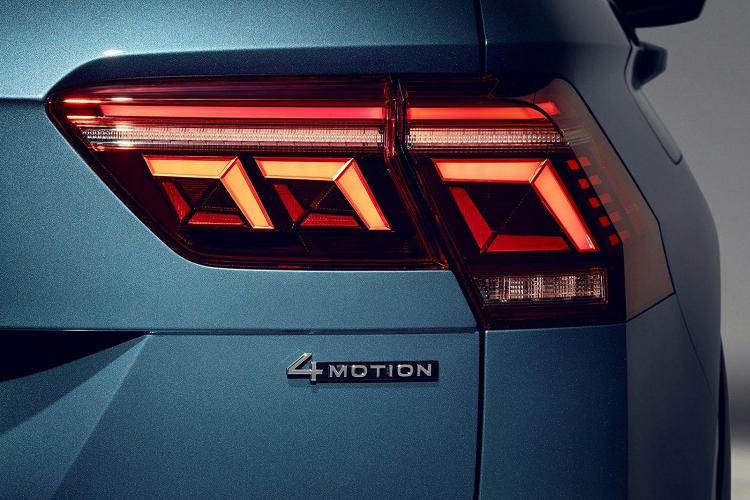 Tại thị trường Mỹ, Tiguan 2021 sử dụng động cơ tăng áp 4 xi-lanh 2.0L cho công suất 184 mã lực và 299 Nm mô-men xoắn. Sức mạnh truyền đến các bánh xe thông qua hộp số tự động 8 cấp. Hệ dẫn động 4 bánh toàn thời gian là trang bị tùy chọn.